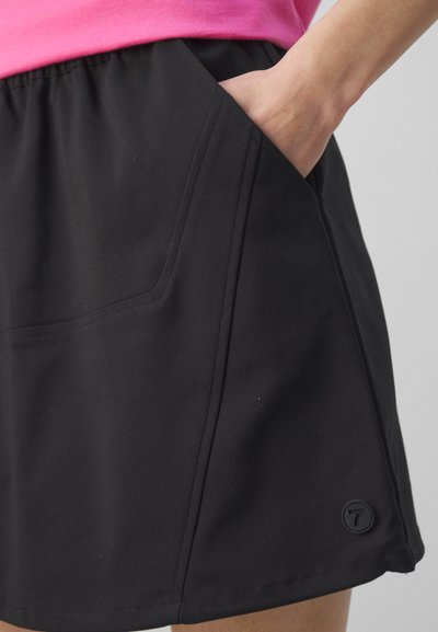 Svart trening shorts laget av glatt stoff med elastisk midjebånd og side lommer. Har en liten logo på kanten.