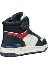 Høje sneakers med en marineblå læderoverflade, kontrasterende hvide og røde accenter, struktureret sål og justerbar velcrorem.