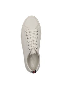 Sneaker bianco in pelle con sei occhielli, lacci piatti e superficie testurizzata. Presenta un'accortezza a righe sul tallone e un interno morbido.
