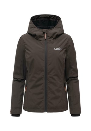 Mørkegrønn softshell-jakke med hette, frontglidelås, glidelåslommer på sidene, og "Marikoo Mountain"-logo på brystet.