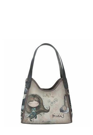 Hobo Tasche mit einem weichen Stoffdesign, das eine Mädchenillustration zeigt, in erdigen Farbtönen und mit silbernem Zubehör, einschließlich eines dekorativen Charms.