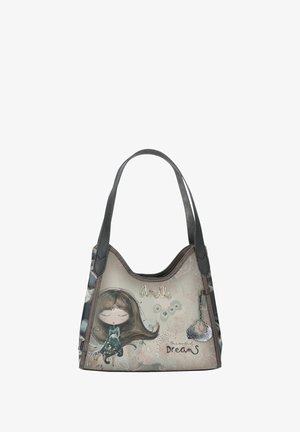 Hobo Tasche mit einem weichen Stoffdesign, das eine Mädchenillustration zeigt, in erdigen Farbtönen und mit silbernem Zubehör, einschließlich eines dekorativen Charms.