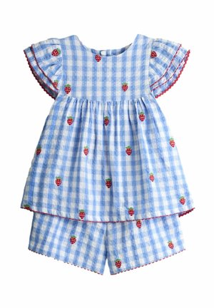 Modré a biele kockované šaty pre batoľa so šortkami, vyšívané červenými jahodami a s červenými lemovanými volánikovými rukávmi a lemami šortiek.