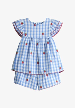 Ensemble robe et short pour tout-petit à carreaux bleu et blanc avec des fraises brodées rouges et des manches à volants ainsi que des ourlets de short bordés de rouge.