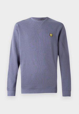 Paarse sweater met ronde hals gemaakt van zacht materiaal, voorzien van geribbelde manchetten en zoom, met een klein geel geborduurd logo op de borst.