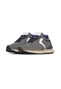 Sneakers in suede grigio con un accento blu, logo bianco e suola in gomma testurizzata. Presentano lacci scuri e un colletto imbottito per il comfort.