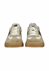 Beige Wildleder- und weiße Ledersneaker mit braunen Seitenstreifen, weißen Schnürsenkeln und Kautschuksohlen in Gummifarben, von vorne gesehen.