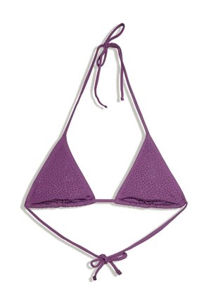 Lila háromszög bikini felső kis perforált lyukakkal, állítható nyak- és hátrögzítéssel, fehér háttéren lefektetve.