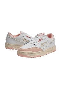 Hvit sneakers med rosa detaljer, suedetåhette, læroverdel, perforeringer for pusteevne, og teksturert såle. Har logodetaljer.
