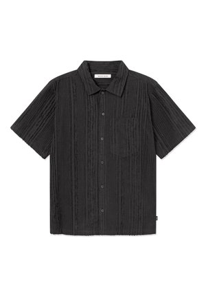 Czarna koszula na krótki rękaw z delikatną teksturą pionowych pasków i kieszenią na piersi, oznaczona napisem Wood Wood wewnątrz kołnierzyka.