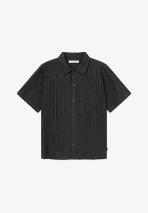 Camicia nera a maniche corte con bottoni, con una sottile trama a righe verticali e una tasca sul petto, con etichetta Wood Wood all'interno del colletto.