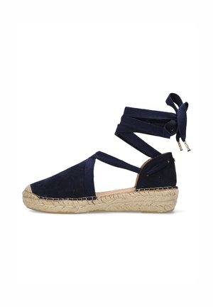 Navy Suede-espadrilles mit gekreuzten Knöchelbindern und Juteseilsohle. Offene Zehenoptik mit Ausschnitten und kontrastierenden Steppnähten.