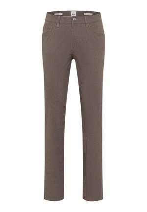 Brune, slimfit bukser med knap- og lynlåslukning foran, bæltestropper og forlommer, vist mod en hvid baggrund.