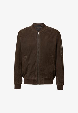 Brązowa skórzana kurtka bomber z prążkowanymi mankietami i dołem, z zamkiem błyskawicznym z przodu oraz kieszenią na suwak na lewym rękawie. Gładka tekstura.