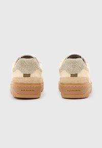 Sneakers in maglia beige con dettagli in suede marrone chiaro, suole in gomma e un piccolo logo sul tallone. Retro testurizzato con un particolare dettaglio di cucitura.