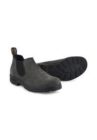 Botas Chelsea de ante gris con paneles laterales elásticos, lengüeta y suela de goma negra con un diseño de banda de rodadura estampada.