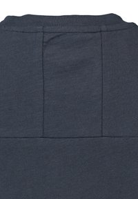 Camiseta de algodón azul marino con una superficie texturizada sólida. Presenta un diseño de cuello redondo y costuras visibles en la parte posterior.