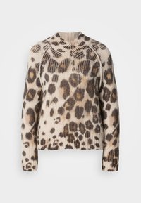 Pull en tricot avec un col rond, présentant une base beige ornée de taches de léopard brunes, des poignets côtelés et une finition texturée.