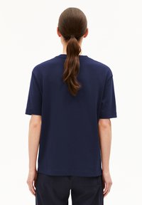 Marineblauwe korte mouwen t-shirt van de achterkant, gemaakt van gladde stof met een ontspannen pasvorm, voorzien van een ronde halslijn en gestikte zomen.