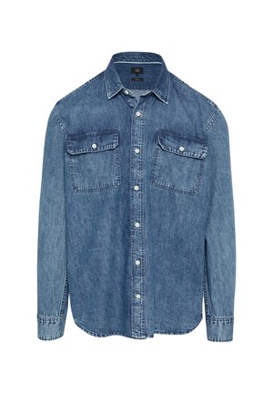 Dżinsowa koszula z długim rękawem w średnim niebieskim kolorze, z dwoma kieszeniami na piersi, zapinana na guziki, z kontrastowymi szwami wzdłuż mankietów i dolnej krawędzi.