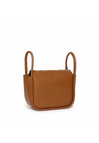 Brązowa skórzana torebka w kształcie prostokąta, minimalistyczny design, dwa górne uchwyty oraz widoczne szwy z przodu.