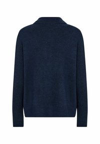 Maglione blu navy con una texture morbida, presenta un colletto alto, maniche lunghe e una vestibilità rilassata. Design minimalista senza motivi visibili.