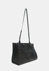 Borsa a mano in pelle nera con motivo geometrico, base piatta, doppi manici e dettagli in metallo dorato. Superficie testurizzata con forma strutturata.