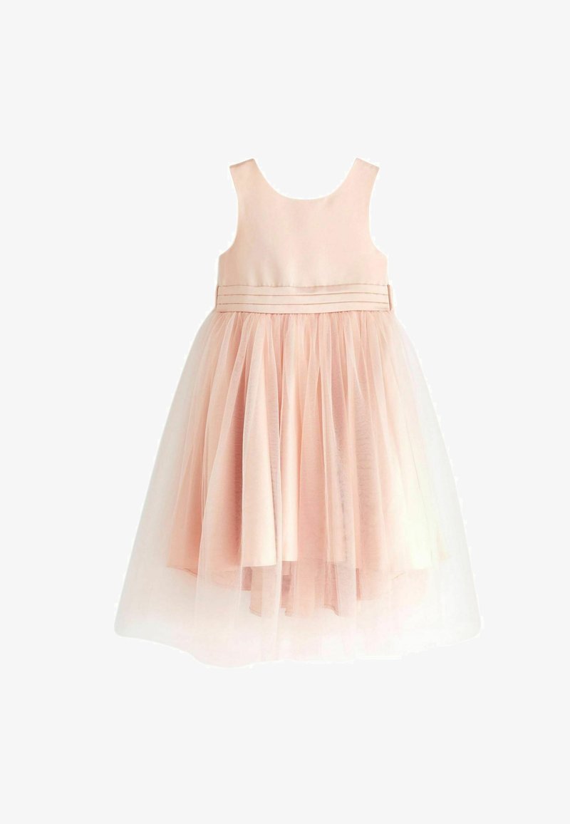 Robe rose sans manches avec un corsage ajusté, une jupe en tulle superposée, et une ceinture en satin ornée de trois plis horizontaux.