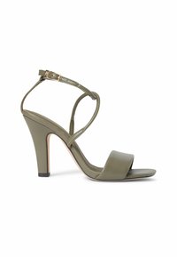 Sandale à talon haut vert olive avec bout ouvert, bride de cheville à boucle dorée et fines lanières croisées sur fond blanc.