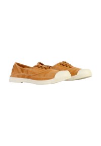 Sneakers in tela marrone con punte rotonde, suole in gomma bianca e lacci coordinati. Texture liscia e design minimalista senza motivi.