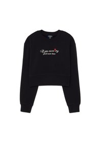 Sudadera negra recortada de algodón, con mangas largas y cuello redondo. Texto en el frente que incluye una estrella roja y bordado blanco.