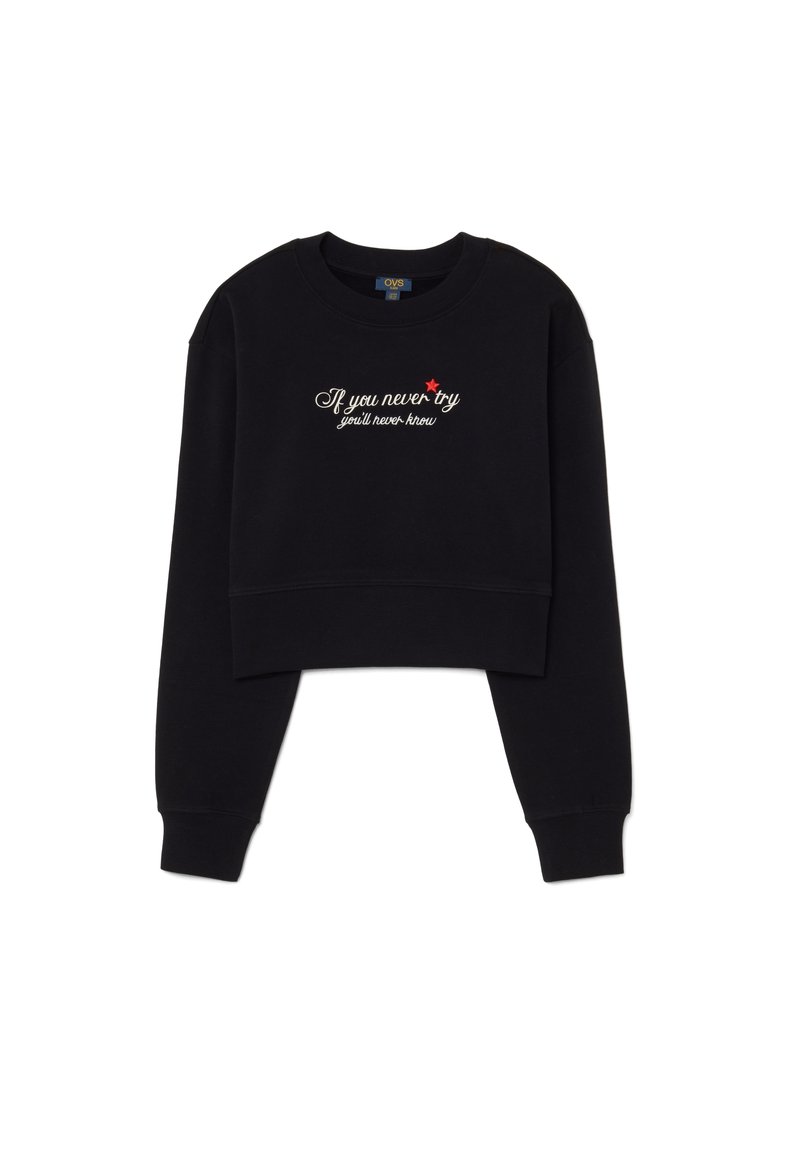 Sudadera negra recortada de algodón, con mangas largas y cuello redondo. Texto en el frente que incluye una estrella roja y bordado blanco.