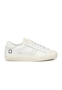 Sneakers bianchi in pelle con accenti grigi, motivo testurizzato sul tallone e suola in gomma crema. Presentano lacci bianchi e dettagli del logo.