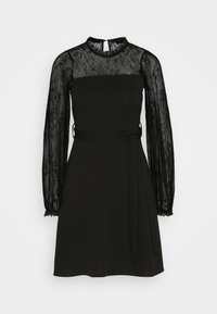 Robe noire longueur genou avec manches longues en dentelle florale transparente, col haut et ceinture en tissu assortie à la taille.