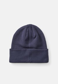 Marineblauwe gebreide muts met omgeslagen rand, gemaakt van zacht materiaal. Heeft een textuurafwerking en een afgeronde bovenkant met verticale naaddetails.