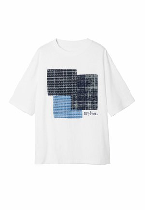 Witte T-shirt met een geometrisch patchontwerp in donkerblauw, lichtblauw en teal ruitpatronen. Ruime fit met een ronde hals.
