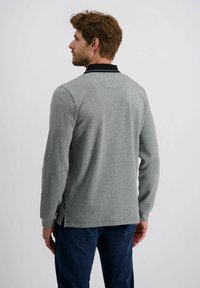 Graues Langarm-Polohemd mit schwarzem Kragen, strukturiertem Stoff, seitlichen Schlitzen am Saum und gerippten Bündchen. Schlichtes Design ohne Muster.