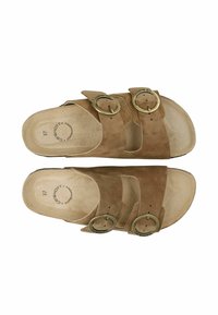 Braune Wildledersandalen mit zwei verstellbaren Riemen und messingfarbenen Schnallen, ausgestattet mit einem konturierten Fußbett und einem offenen Zehenbereich.