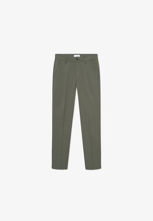 Pantalons en vert olive, fabriqués en tissu lisse, avec un design élégant, des jambes effilées, des poches avant et une fermeture à bouton.
