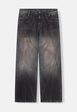 Čierne džínsové nohavice so širokými nohavicami, vyblednutým hnedým praním a prešitými zakrivenými vzormi, prednými vreckami, zapínaním na gombík a ošúchanými lemy.