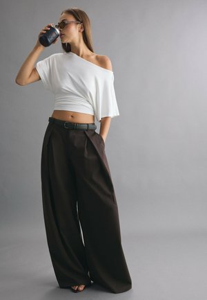 Stradivarius, WIDE-LEG TROUSERS WITH DARTS AND BELT - Pantalon classique - dark brown