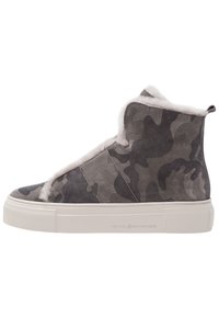 Sneaker alta in suede grigio camouflage con fodera in pelliccia sintetica, suola in gomma bianca e elementi di design eleganti.