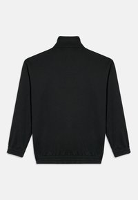 Sort genserjakke med høy krage, lange ermer og elastiske mansjetter. Glatt stoff med en enkel tekstur, med en tilpasset nederkant.