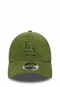 Grüne Cordura-Baseballmütze mit LA-Logo. Verfügt über einen gebogenen Schirm, einen verstellbaren Riemen und eine strukturierte Oberfläche. Das Etikett lautet "9FORTY M-CROWN."