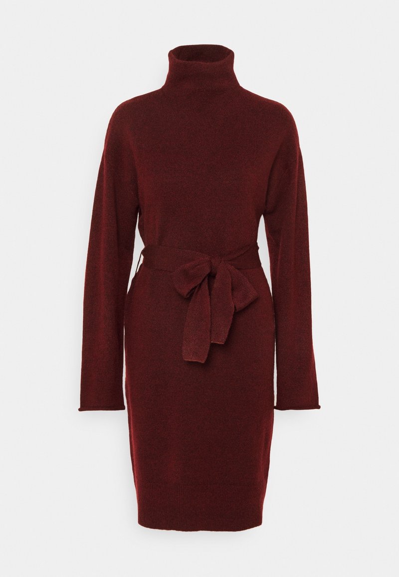 Robe en maille rouge foncé à manches longues, col montant et ceinture en tissu nouée à la taille, longueur genou sur fond blanc.