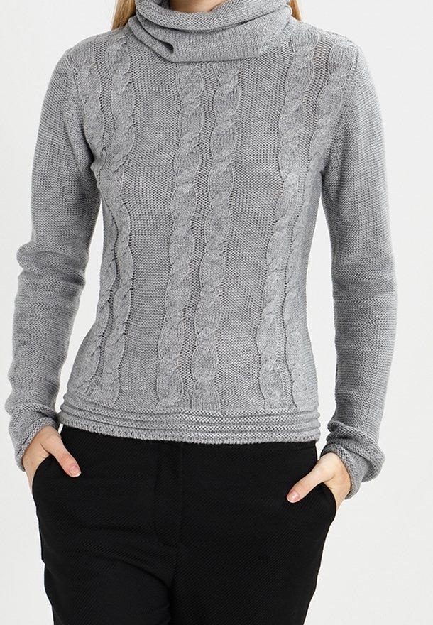 Jersey gris de punto con cuello de tortuga, que presenta un patrón de trenzas texturizado, mangas largas y un diseño ajustado. La tela tiene una textura suave.