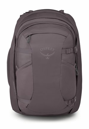 Sac à dos Osprey gris foncé avec plusieurs compartiments zippés, sangles de compression latérales et panneau arrière rembourré.