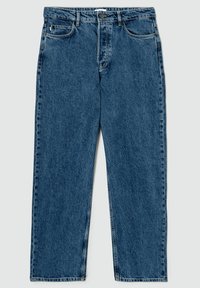 Jean en denim de couleur bleue moyenne, présentant un design à jambe droite, cinq poches, fermeture à bouton en métal et des détails de couture subtils.