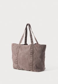 Braune Canvas-Totetasche mit zwei Tragegriffen, rechteckiger Form, genähten Akzenten und strukturierter Oberfläche. Geeignet für den alltäglichen Gebrauch.