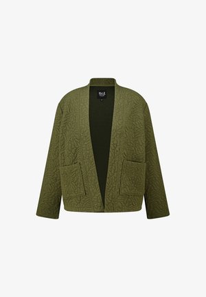 Cardigan matelassé vert olive avec un design à ouverture frontale, deux poches plaquées et un motif de feuilles subtil. Fabriqué en tissu doux et texturé.